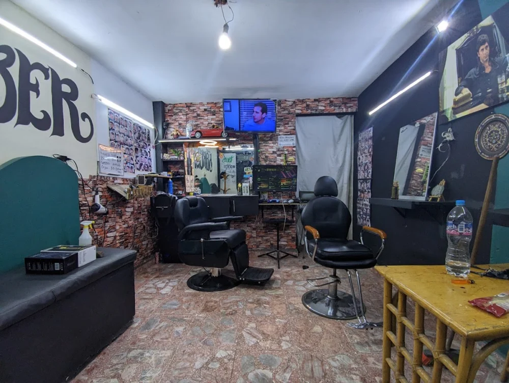 "La Barber del barrio" "Pelón Cutz"