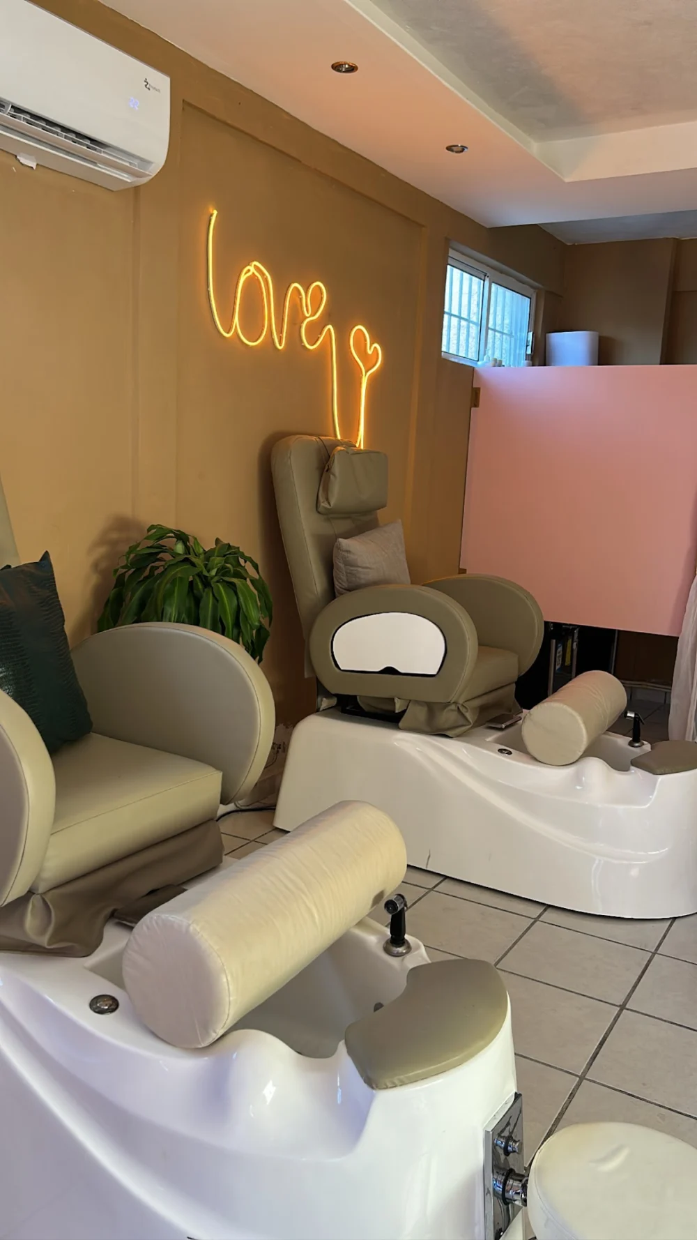 MAJA Nail Room